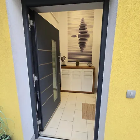 Hisa Pod Gozdom