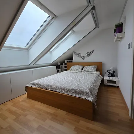 Hisa Pod Gozdom * Ljubljana